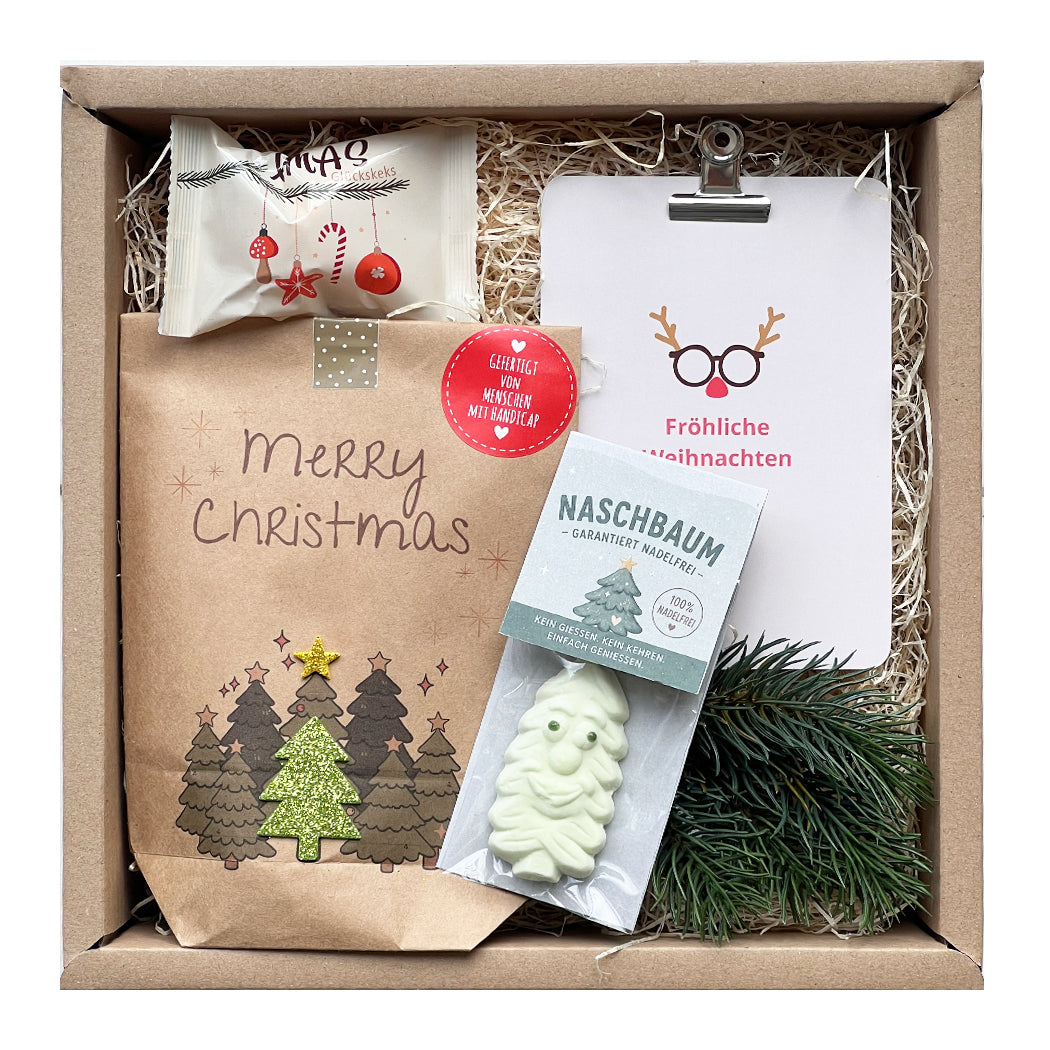 Weihnachtsüberraschung Box mit Wundertüte, Naschbaum, Glückskeks und Karte auf Holzwolle