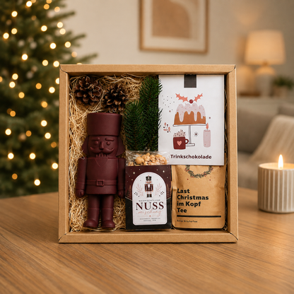 Nussknacker Deko Figur in Bordeaux auf Holzwolle in der Geschenkbox