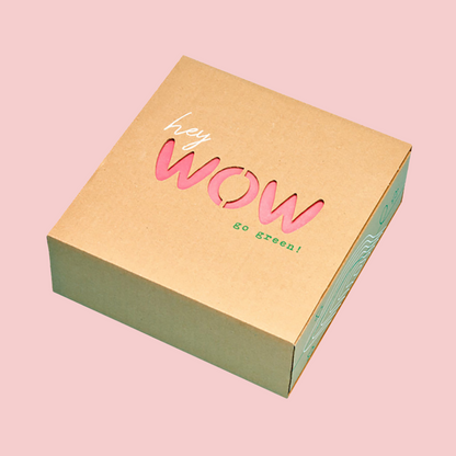 Geschenkbox von außen mit ausgestanztem WOW 