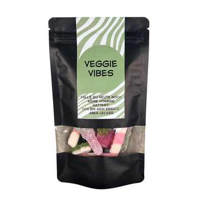 Veggie Vibes gefüllt mit veganen Fruchtgummi Mix in einer schwarzen Tüte