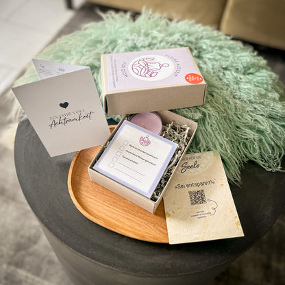 Mindset Box Inhalt: Achtsamkeitsübungen, digitales Entspannungscoaching, Lavendelteelicht und Rituale-Notizblock