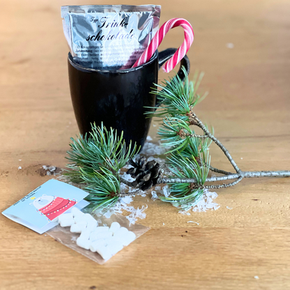 Heiße Trinkschokolade in der Weihnachtstüte